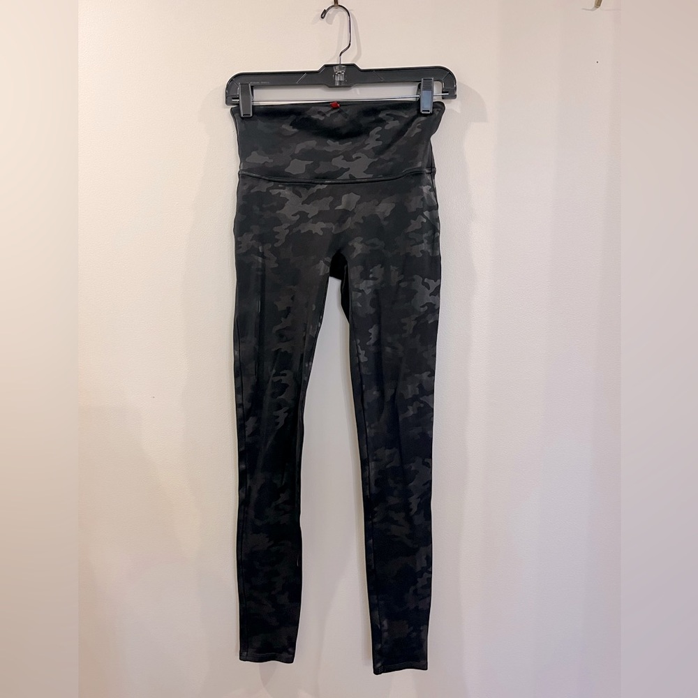 Spanx Shiny camo leggings size medium